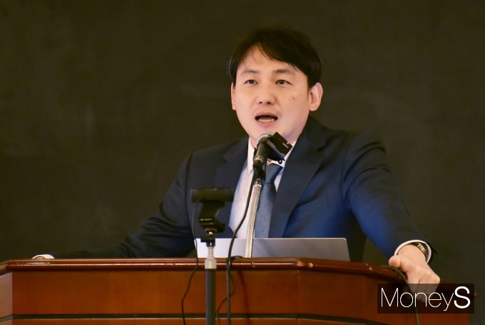 '제18회 머니톡콘서트'가 26일 서울 강남구 언주로 건설회관에서 열린 가운데 이날 강사로 초청된 이승훈 컨설턴트가 '용산·한강변·역세권 서울 핵심 지역 이슈와 동향' 강의를 하고 있다./사진=임한별 머니S 기자