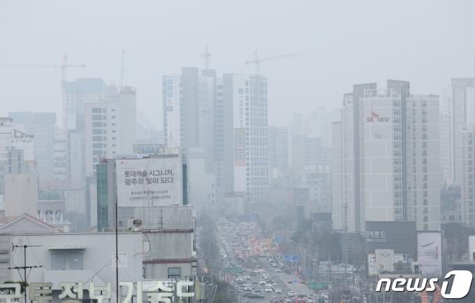 미세먼지의 농도는 '나쁨' 수준을 보인 29일 광주 서구 하늘위로 희뿌연 먼지가 가득하다. 2024.3.29/뉴스1 ⓒ News1 김태성 기자
