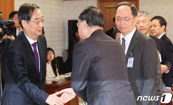 한덕수 국무총리가 29일 서울 종로구 정부서울청사에서 열린 5대 병원장 간담회에서 병원장들과 인사하고 있다. 2024.3.29/뉴스1 ⓒ News1 허경 기자