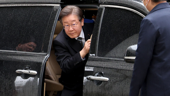 이재명 더불어민주당 대표 측이 다음달 2일과 9일 열릴 예정인 재판 기일을 하루라도 변경해달라고 요청했지만 법원이 거부했다.  사진은 이날 오전 서울 서초구 서울중앙지법에 출석해 차에서 내리는 이 대표. /사진=뉴스1