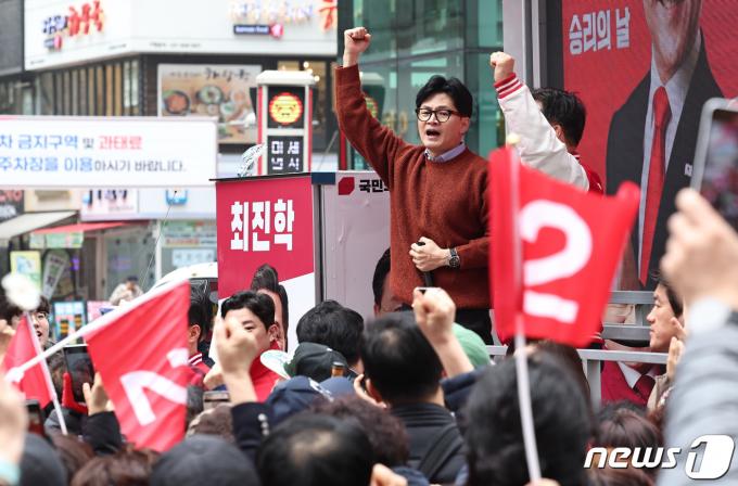 한동훈 국민의힘 비상대책위원장 겸 총괄선거대책위원장이 29일 오후 경기 군포시 산본로데오거리에서 최진학 군포시 후보 지원유세를 하고 있다. 2024.3.29/뉴스1 ⓒ News1 구윤성 기자