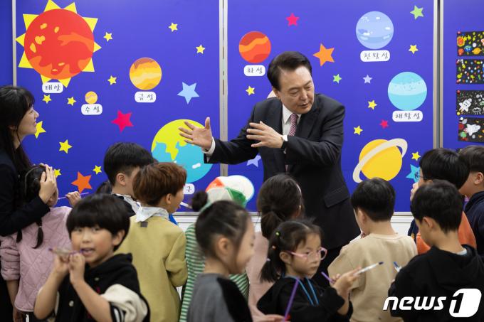 [사진] 윤 대통령, 늘봄학교 찾아 누리호 특강