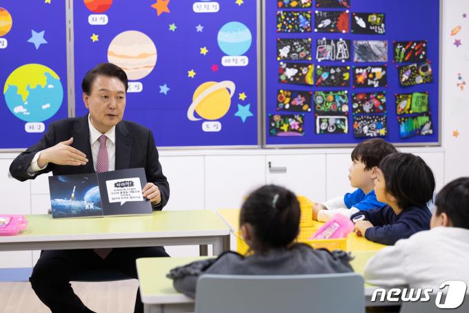 [사진] 윤 대통령, 늘봄학교 찾아 누리호 특강