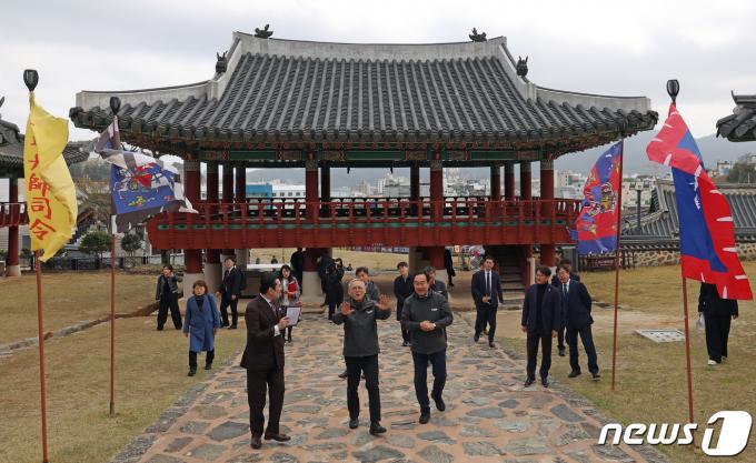 [사진] 삼도수군통제영 찾은 유인촌 장관