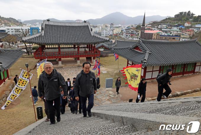 [사진] 유인촌 장관, 통영 삼도수군통제영 방문
