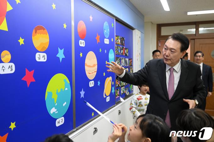 [사진] 늘봄학교 찾은 윤석열 대통령