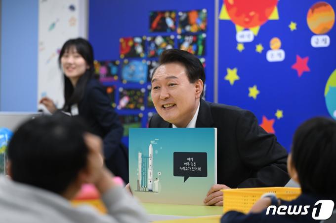 [사진] 윤 대통령, 늘봄학교 찾아 일일 특강