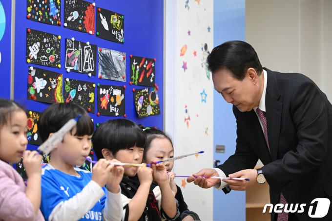 [사진] 윤 대통령, 늘봄학교 찾아 누리호 특강