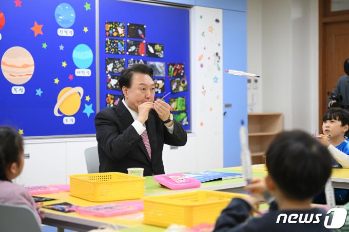 [사진] 누리호 로켓 키트에 바림 부는 윤 대통령