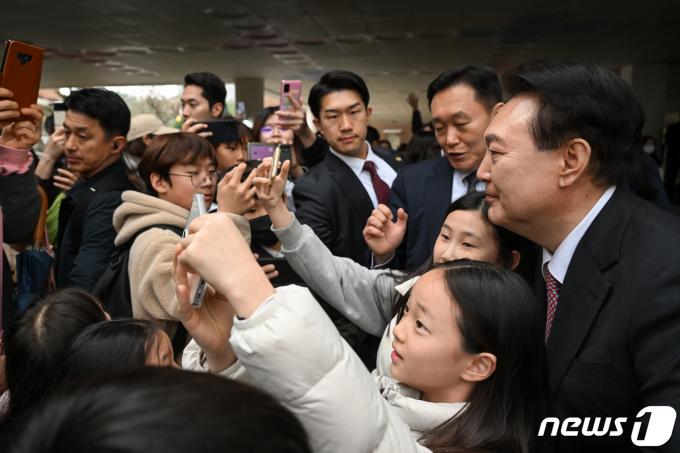 [사진] 늘봄학교 찾은 윤 대통령