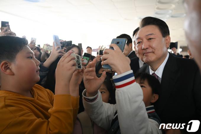 [사진] 늘봄학교 학생들과 셀카 찍는 윤 대통령