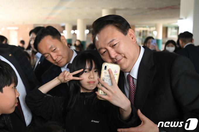 [사진] 윤 대통령, 늘봄학교 학생들과 셀카