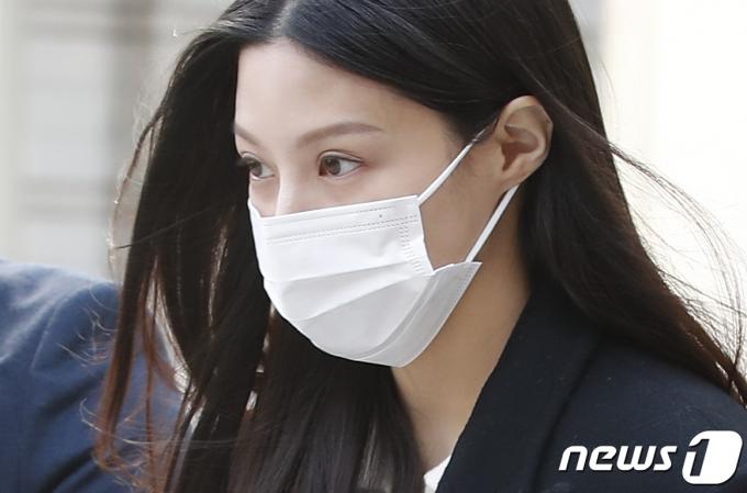 입시 비리 혐의로 기소된 조민 씨가 선고 공판을 마친 뒤 서울중앙지법을 나서고 있다. 2024.3.22/뉴스1 ⓒ News1 권현진 기자