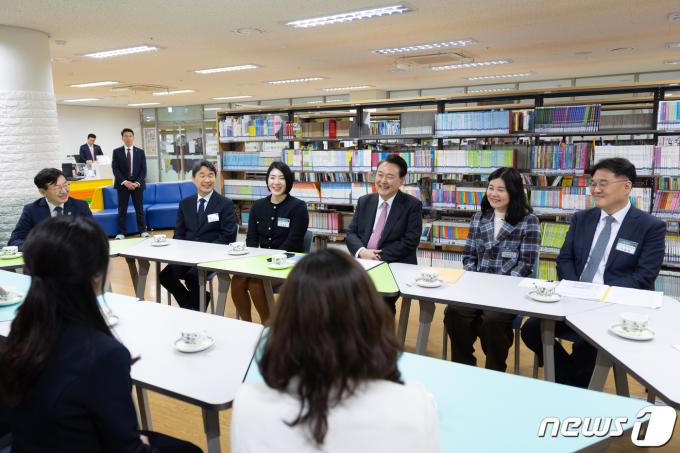 [사진] 윤 대통령, 늘봄학교 관계자들과 차담회