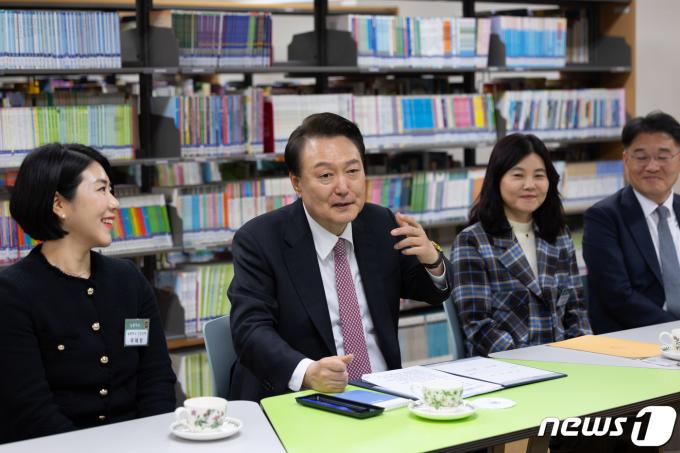[사진] 늘봄학교 관계자들과 대화하는 윤 대통령