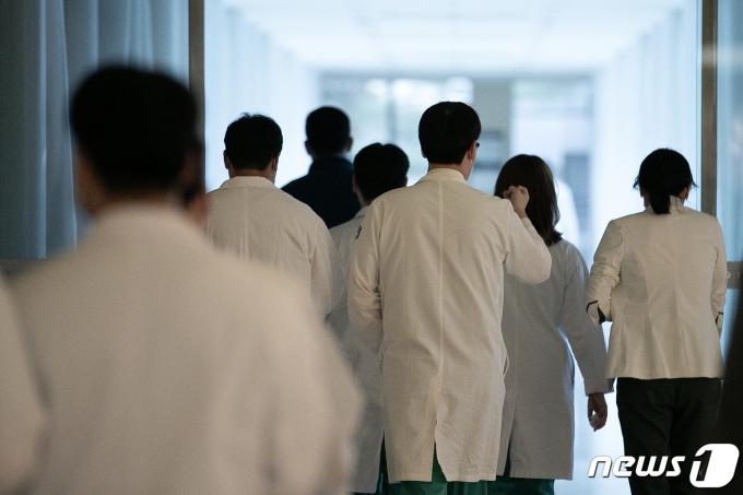 의료대란이 장기화되고 있는 가운데 28일 서울의 한 대학병원에서 의료진이 이동하고 있다. 2024.3.28/뉴스1 ⓒ News1 이승배 기자