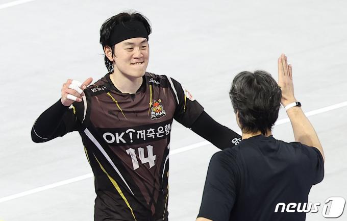 [사진] 오기노 감독과 하이파이브 하는 송희채