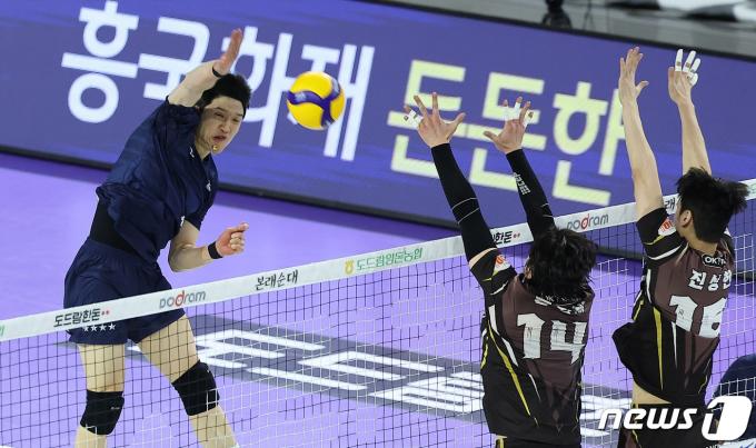 [사진] 스파이크 시도하는 정지석