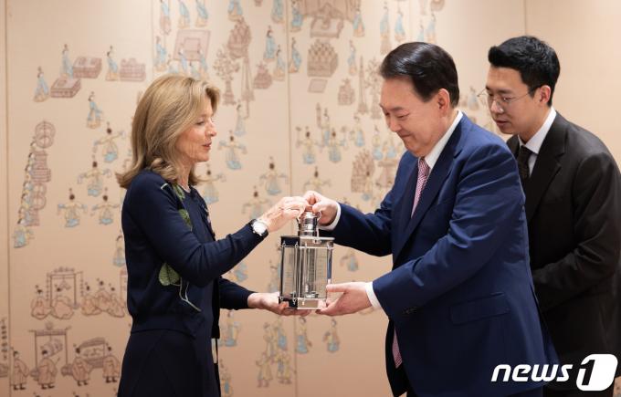 윤석열 대통령이 27일 용산 대통령실 청사에서 캐롤라인 케네디 JFK 재단 명예회장을 접견하며 '용기있는 사람들 상'(랜턴)을 전달받고 있다. (대통령실 제공) 2024.3.27/뉴스1 ⓒ News1 오대일 기자