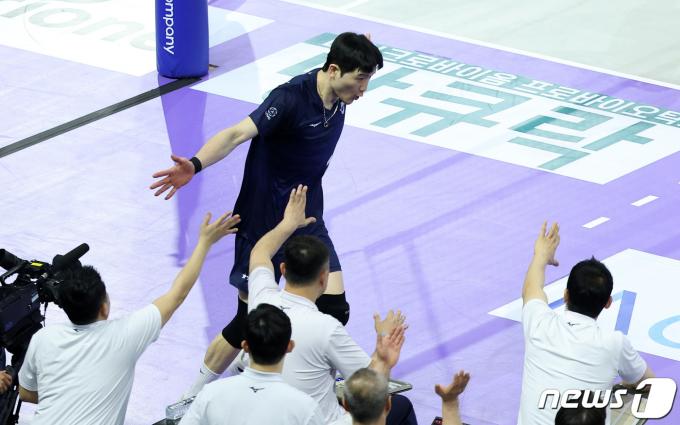 [사진] 비행하는 정지석