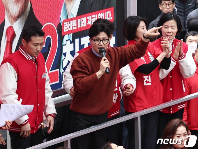 한동훈 국민의힘 비상대책위원장 겸 총괄선거대책위원장이 29일 오후 경기 군포시 산본로데오거리에서 최진학 군포시 후보 지원유세를 하고 있다. 2024.3.29/뉴스1 ⓒ News1 구윤성 기자