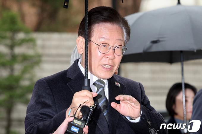 이재명 더불어민주당 대표가 29일 오전 서울 서초구 서울중앙지법에서 열린 '대장동 배임·성남FC 뇌물' 관련 특정범죄가중처벌등에관한법률위반(뇌물)등 1심 속행 공판에 출석하며 취재진의 질문에 답하고 있다. 2024.3.29/뉴스1 ⓒ News1 장수영 기자