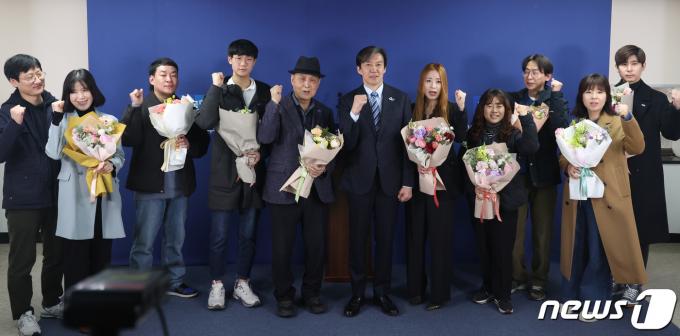 조국 조국혁신당 대표가 29일 서울 여의도 중앙당사에서 열린 '파란불꽃펀드 참여자 감사의 만남' 행사에서 펀드 참여자와 함께 기념촬영을 하고 있다. 2024.3.29/뉴스1 ⓒ News1 송원영 기자