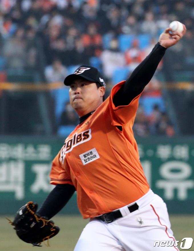 29일 대전 중구 한화생명 이글스파크에서 열린 '2024 신한 SOL 뱅크 KBO리그' KT 위즈와 한화 이글스 경기에서 한화 선발 류현진이 역투하고 있다. 2024.3.29/뉴스1 ⓒ News1 김기태 기자
