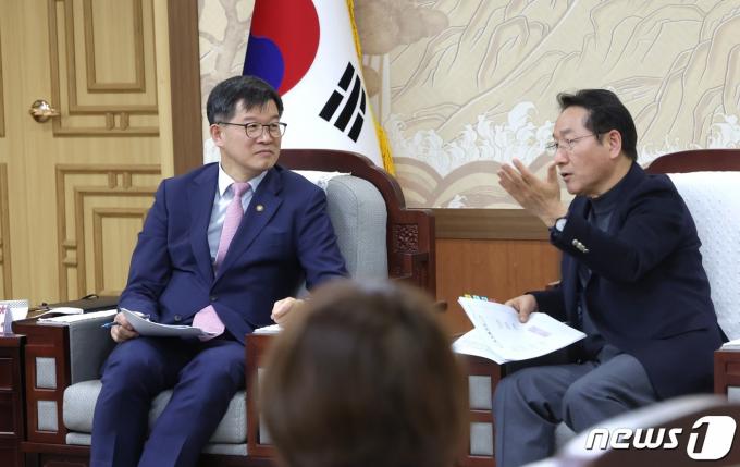 [사진] 유정복 시장과 간담회 하는 이기일 차관