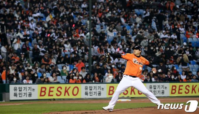 29일 대전 중구 한화생명 이글스파크에서 열린 '2024 신한 SOL 뱅크 KBO리그' KT 위즈와 한화 이글스 경기에서 한화 선발 류현진이 역투하고 있다. 2024.3.29/뉴스1 ⓒ News1 김기태 기자