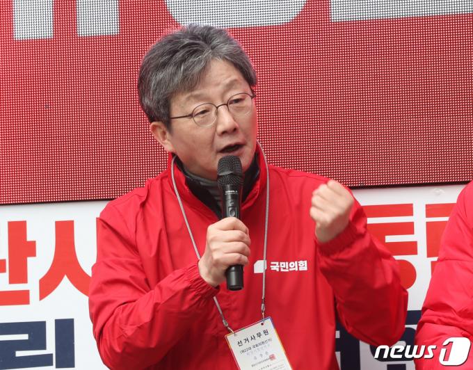 유승민 전 국민의힘 의원이 28일 오후 경기 화성시 동탄북광장에서 열린 '경기 화성정 유경준 국민의힘 후보 출정식'에서 유 후보의 지지를 호소하고 있다. 2024.3.28/뉴스1 ⓒ News1 김영운 기자