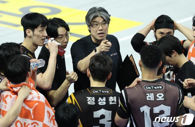 OK금융그룹 오기노 마사지 감독이 29일 인천 계양체육관에서 열린 프로배구 '도드람 2023~2024 V리그' 남자부 챔피언결정전 1차전 대한항공과 OK금융그룹의 경기에서 레오에게 작전 지시를 하고 있다. 2024.3.29/뉴스1 ⓒ News1 김성진 기자