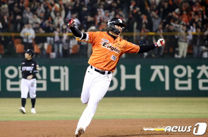 29일 대전 중구 한화생명 이글스파크에서 열린 '2024 신한 SOL 뱅크 KBO리그' KT 위즈와 한화 이글스 경기에서 9회말 2사 2루 상황 한화 임종찬이 끝내기 안타를 치고 환호하고 있다. 2024.3.29/뉴스1 ⓒ News1 김기태 기자