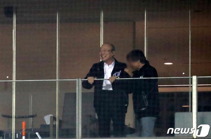 김승연 한화그룹 회장이 29일 대전 중구 한화생명 이글스파크에서 열린 '2024 신한 SOL 뱅크 KBO리그' KT 위즈와 한화 이글스 경기에서 끝내기 안타로 승리하자 미소를 보이고 있다. 2024.3.29/뉴스1 ⓒ News1 김기태 기자