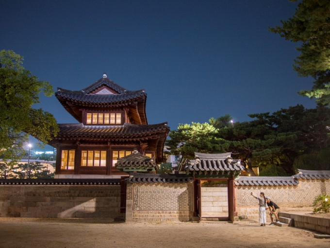 덕수궁 석어당은 우리나라 궁궐에서는 보기 드문 2층 목조건물이다. 석어당 옆에는 건물 높이만큼 커다란 살구나무가 있다. /사진=서울관광재단