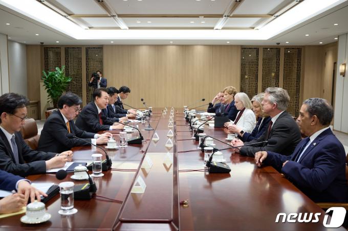 [사진] 윤 대통령, 미국 의회 상하원 의원단 접견