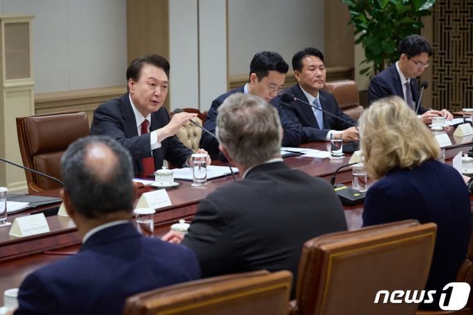 [사진] 윤석열 대통령, 미국 의회 상하원 의원단 접견