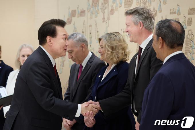 [사진] 로저 마샬 상원의원과 악수하는 윤석열 대통령