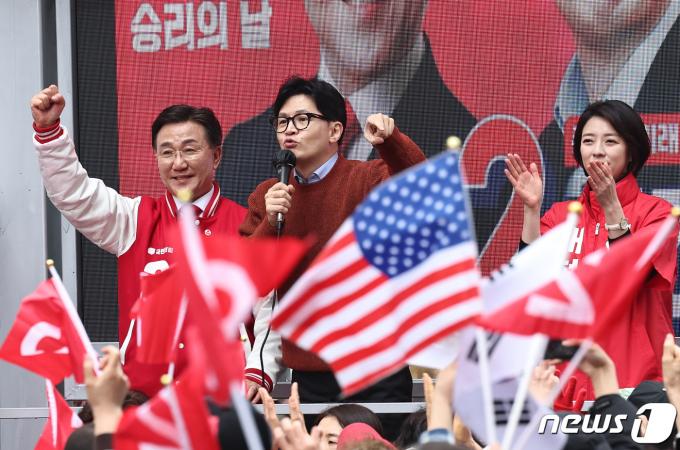 한동훈 국민의힘 비상대책위원장 겸 총괄선거대책위원장이 29일 오후 경기 군포시 산본로데오거리에서 최진학 군포시 후보 지원유세를 하고 있다. 2024.3.29/뉴스1 ⓒ News1 구윤성 기자
