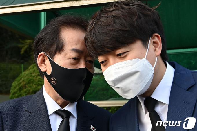 2021년 10월 26일 당시 홍준표 국민의힘 대선 경선 후보(왼쪽)와 이준석 대표가 26일 오전 서울 동작구 국립서울현충원의 故 박정희 전 대통령의 묘소 참배를 마친 후 대화를 하고 있다. 2021.10.26/뉴스1 ⓒ News1 국회사진취재단