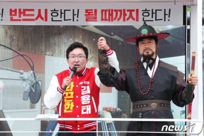 김용태 국민의힘 후보와 배우 서범식씨가 함께 선거 유세를 하고 있다. (김용태 후보 측 제공)