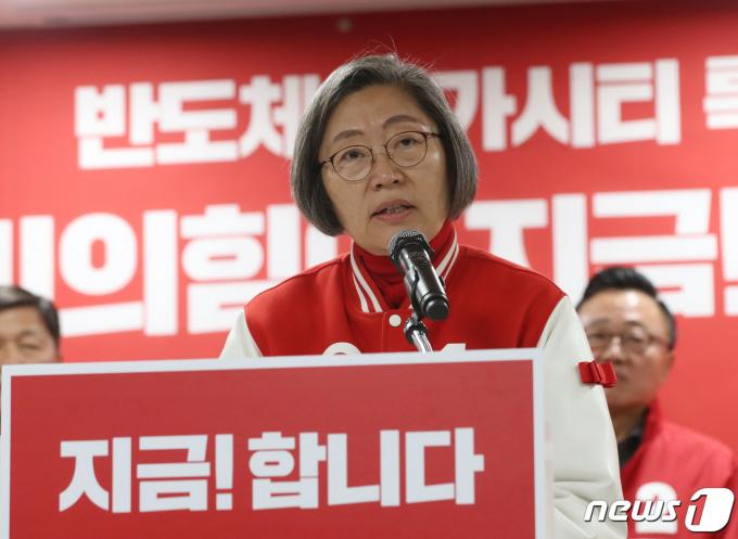 이수정 국민의힘 수원정 후보가 18일 오전 경기 수원시 영통구 경기도의회에서 열린 '국민의힘 반도체 공약 합동발표 기자회견'에서 공약을 발표하고 있다. 2024.3.18/뉴스1 ⓒ News1 김영운 기자