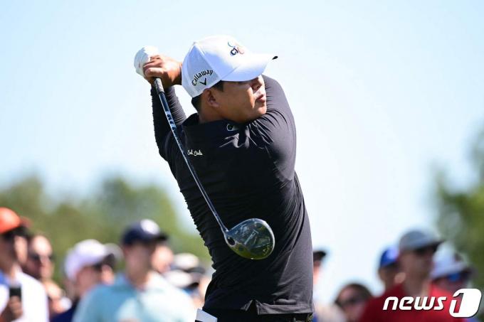 김시우가 30일(한국시간) 열린 PGA투어 휴스턴 오픈 2라운드에서 샷을 날리고 있다. ⓒ AFP=뉴스1