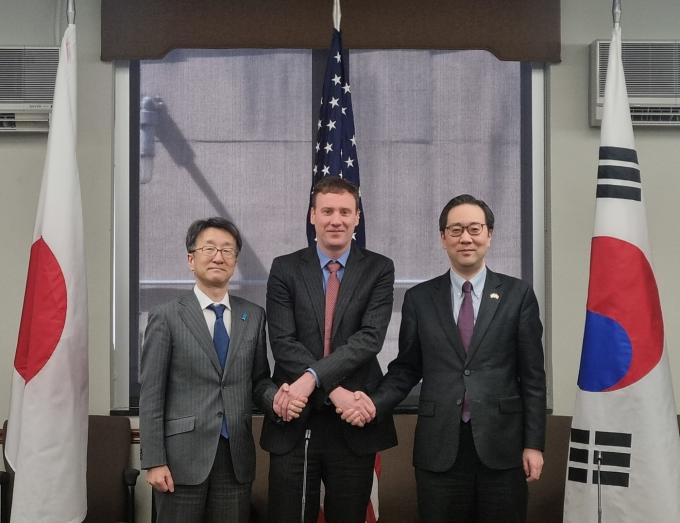 이준일 외교부 북핵외교기획단장(우), 미국 린 데버부아즈 국무부 대북특별부대표(가운데), 일본의 쿠마가이 나오키 일본 외무성 사이버안보대사가 29일(현지시간) 미국 워싱턴DC에서 열린 실무그룹 회의를 계기로 기념촬영하고 있다.(외교부 제공)