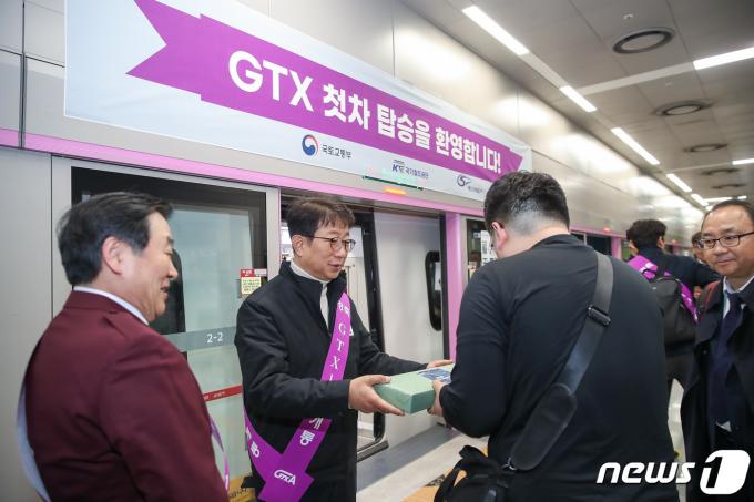 [사진] GTX-A 탑승객 맞이하는 박상우 장관