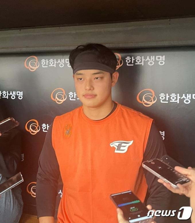 문동주가 29일 KT전에 앞서 취재진과 만나 인터뷰를 하고 있다.ⓒ 뉴스1