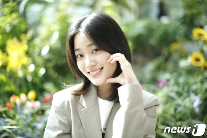 [사진] 황현정, 향기로운 볼 하트