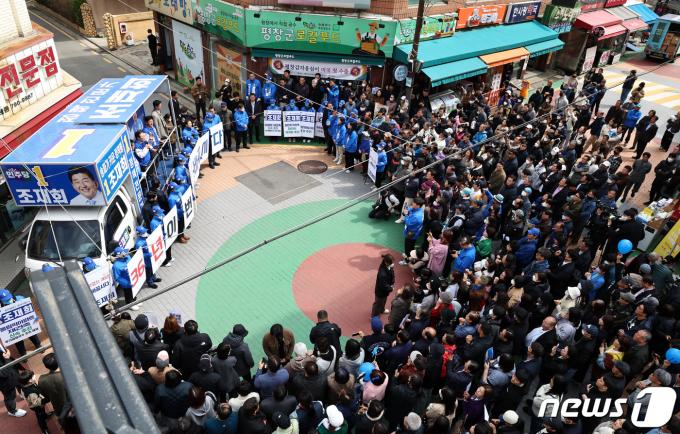 [사진] 이재명, 방이시장서 조재희 후보 지원유세