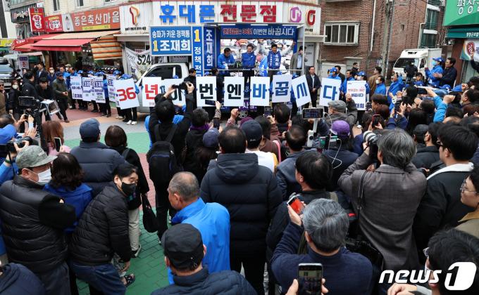 [사진] 이재명 대표, 방이시장서 조재희 후보 지원유세
