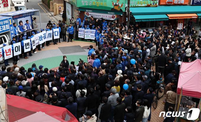 [사진] 이재명, 송파 방이시장 유세